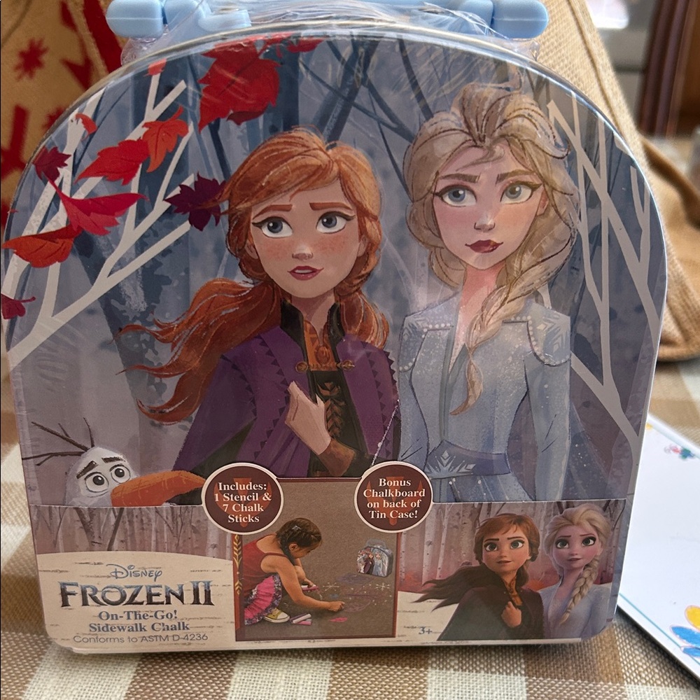 NWT Disney Frozen II On-The-Go Sidewalk Chalk Set
